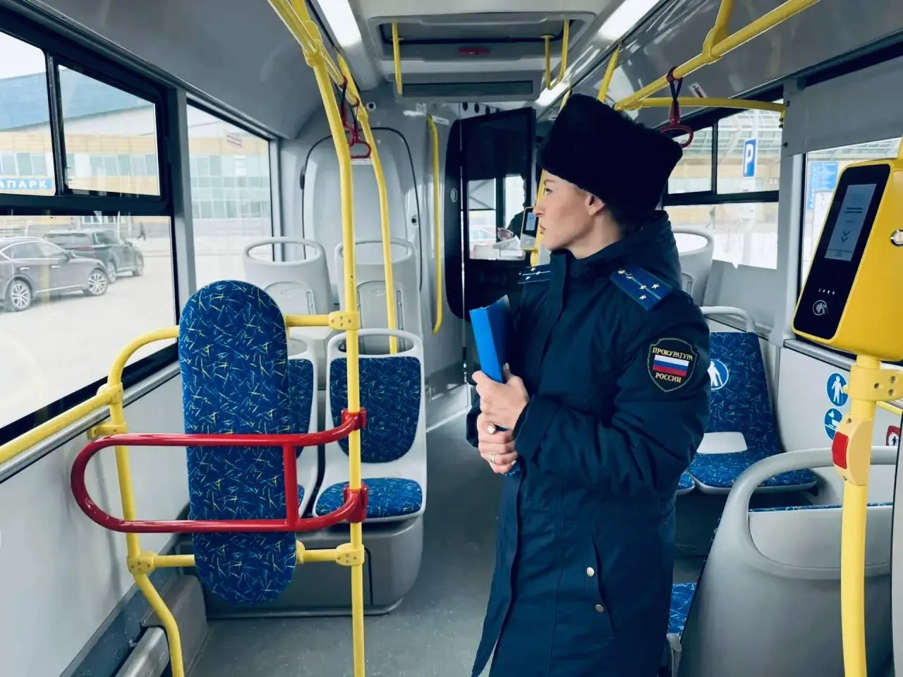 Прокуратура выявила ряд нарушений в работе нижневартовских автобусов Завершилась проверка общественного транспорта после многочисленных жалоб вартовчан В деятельности перевозчика выявлены нарушения утвержденного расписания движения режима труда и отдыха водителей автобусов а также факты неисполнения обязанности по прохождению водителями предприятия предрейсового медицинского осмотра и проверке технического состояния транспортных средств при выпуске их на линию Также совместно с сотрудниками Госавтоинспекции проведены выездные проверки в ходе которых установлены случаи нарушения водителями автобусов правил дорожного движения сообщили в надзорном ведомстве Нарушителей привлекли к административной отвественности а руководителю компании перевозчика и главе города внесены представления nv86 me vk com nv86ru ok ru nv86 ru max ru nv86ru