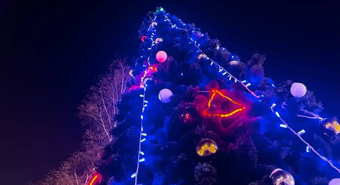 Хабаровский ПолитЦентр from Мэрия Хабаровска В краевом центре кипит работа по созданию новогоднего и рождественского оформления Около 5 тысяч единиц праздничного декора украсят улицы фасады зданий и прилегающие территории это яркие поздравительные баннеры праздничная иллюминация пушистые живые и искусственные ели сверкающие игрушками На окнах домов и витринах появляются морозные узоры а фасады и входные зоны украшают фигуры зимних символов и сказочных героев Завершается оформление новогодних городков в разных районах города разместятся 13 таких объектов Кроме того во всех районах города откроется около 70 хоккейных коробок и стадионов где жители смогут насладиться зимними видами спорта Хабаровчан ждет масса мероприятий во время новогодних и рождественских праздников Подписывайтесь на наш канал в подробнее на канале Хабаровский ПолитЦентр