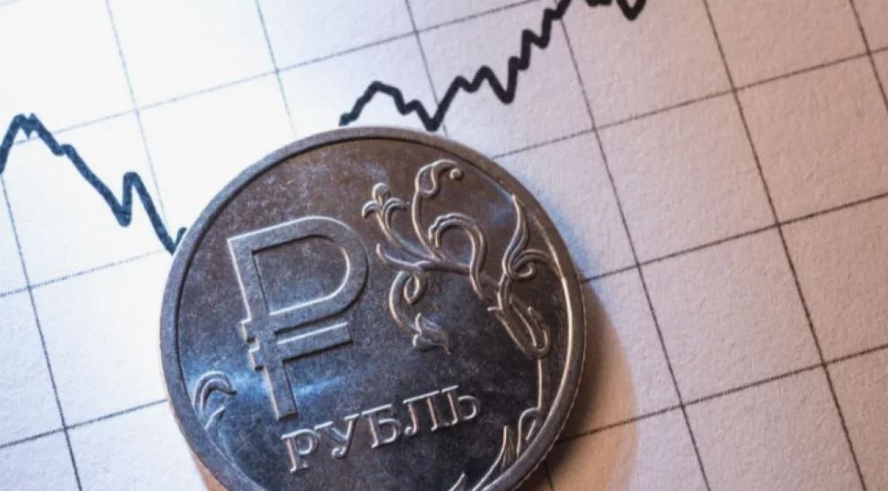 Дефицит бюджета предварительно уменьшился до 2,2 трлн рублей  По предварительной оценке Минфина, по итогам первого квартала он составил 2,17 млрд рублей, или 1% ВВП. Это на 1,8 млрд рублей ниже уровня аналогичного периода прошлого года и на 530 млрд рублей ниже, чем в феврале.   Доходы федерального бюджета в первом квартале оценены в 9 млрд рублей, что на 3,8% больше, чем в первом квартале 2024-го. Нефтегазовые доходы составили 6,4 млрд рублей. Ненефтегазовые доходы — 2,6 млрд рублей.  Ранее сообщалось, что дефицит федерального бюджета в январе–феврале составил 3,8 трлн рублей.