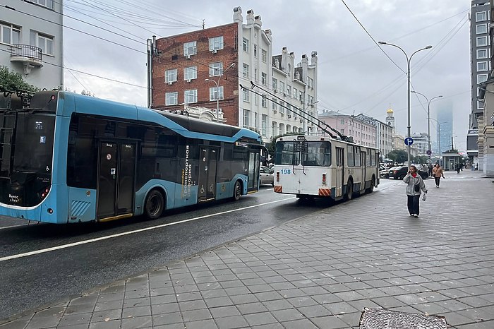 Стало известно когда из Екатеринбурга навсегда уберут старые троллейбусы В сентябре администрация Екатеринбурга проведёт конкурс на поставку ещё 50 новых троллейбусов Это позволит практически полностью обновить городской парк сообщил мэр Алексей Орлов в беседе с URA RU В сентябре объявим конкурс ещё на 50 троллейбусов Таким образом мы полностью обновим наш парк отметил глава города Сейчас в Екатеринбурге эксплуатируется около 200 машин Процесс замены старого подвижного состава начался в 2023 году тогда закупили 50 троллейбусов белорусского производителя Белкоммунмаш В 2024 году парк пополнился ещё 50 низкопольными машинами от компании Синара Летом 2025 го вице мэр по транспорту Рустам Галямов заявил о планах приобрести очередную партию из 50 троллейбусов которые должны поступить в город до конца года uralweb ru