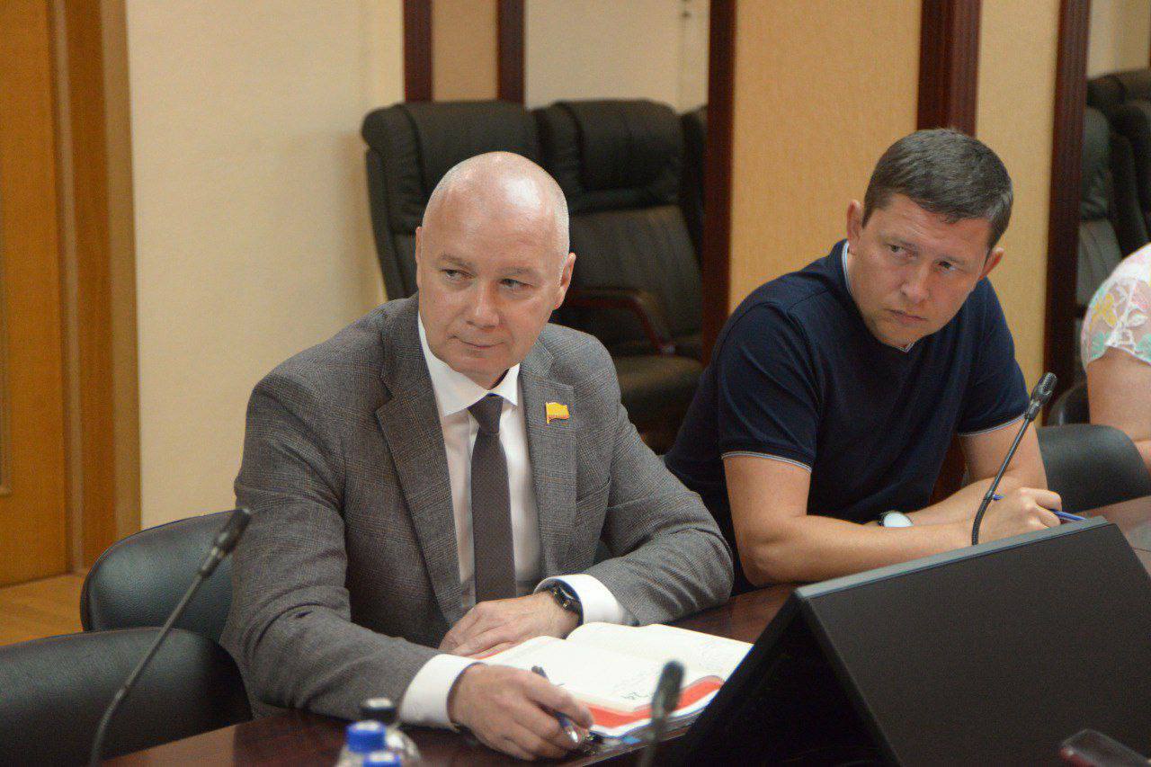 Товарища отправили другим путём Алексея Шурчанова выгнали из КПРФ сообщают источники Такое решение чувашские коммунисты приняли после нехитрых манипуляций и переговоров в Москве Напомню депутат парламента Чувашии Шурчанов считается наиболее верным и преданным сторонником любой власти В хвалебно одобрительной риторике он легко и часто переигрывает даже единороссов И да Ранее из КПРФ сбежали депутаты Госсовета Чувашии Григорий Данилов и Сергей Ерощенко Интересно куда они все бегут