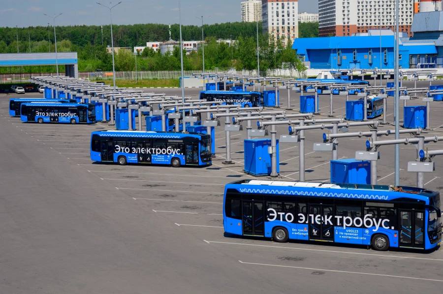 Москва располагает самым большим парком электробусов в Европе Количество отечественных машин на электротяге в парке ГУП Мосгортранс достигло 2 7 тыс единиц Мосгортранс крупнейший перевозчик наземного городского транспорта в стране В 2025 году было запущено рекордное количество электробусов на рекордные 80 новых маршрутов Подробнее Подпишись на MASHNEWS