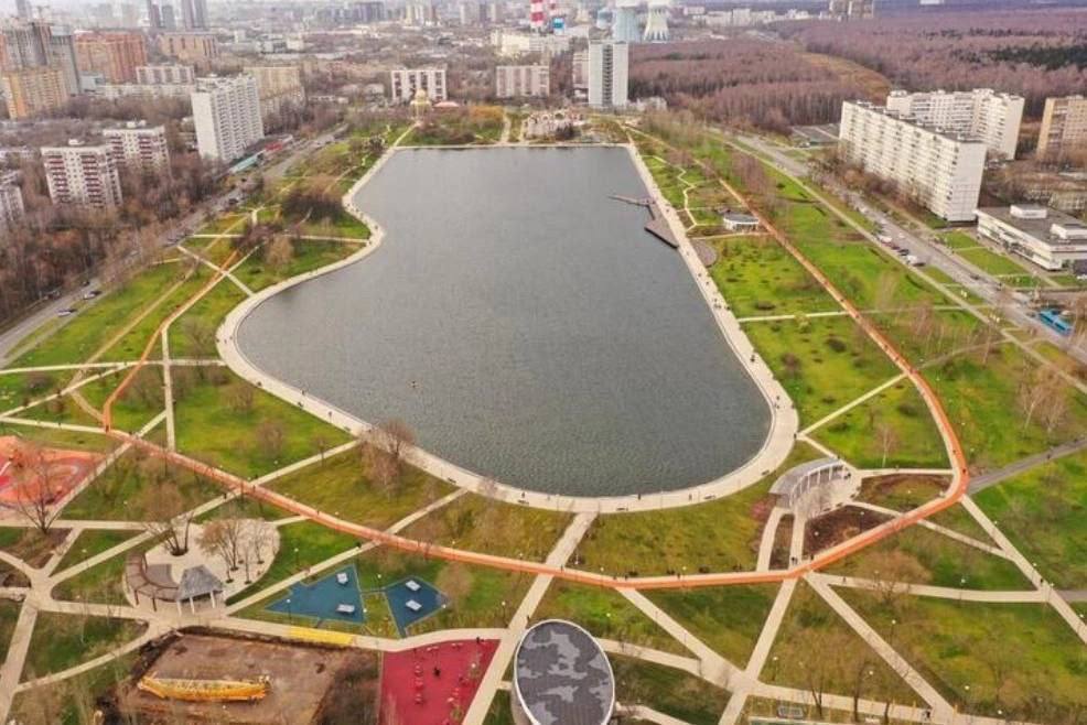 К 2026 году у Гольяновского парка появится современный пляж с песчаным берегом По информации городских служб на территории у Гольяновского парка планируется создать зону отдыха у воды Проект предполагает благоустроенный песчаный пляж с шезлонгами навесами и раздевалками душевые и пункты проката пикниковые зоны с мангалами столами и скамейками небольшие кафе и точки питания Пляж станет частью обновлённого рекреационного пространства где можно будет отдыхать у воды заниматься спортом и проводить время всей семьёй А вы как относитесь к идее пляжа у Гольяновского парка Опрос для жителей Как вы относитесь к созданию пляжа у Гольяновского парка Отличная идея Району не хватает такого места отдыха Хорошо если всё сделают безопасно и без шума Скептически боюсь мусора и шума Лучше бы сделали спортивные площадки и зоны тихого отдыха Другое напишите в комментариях Ждём Ваши голоса в комментариях