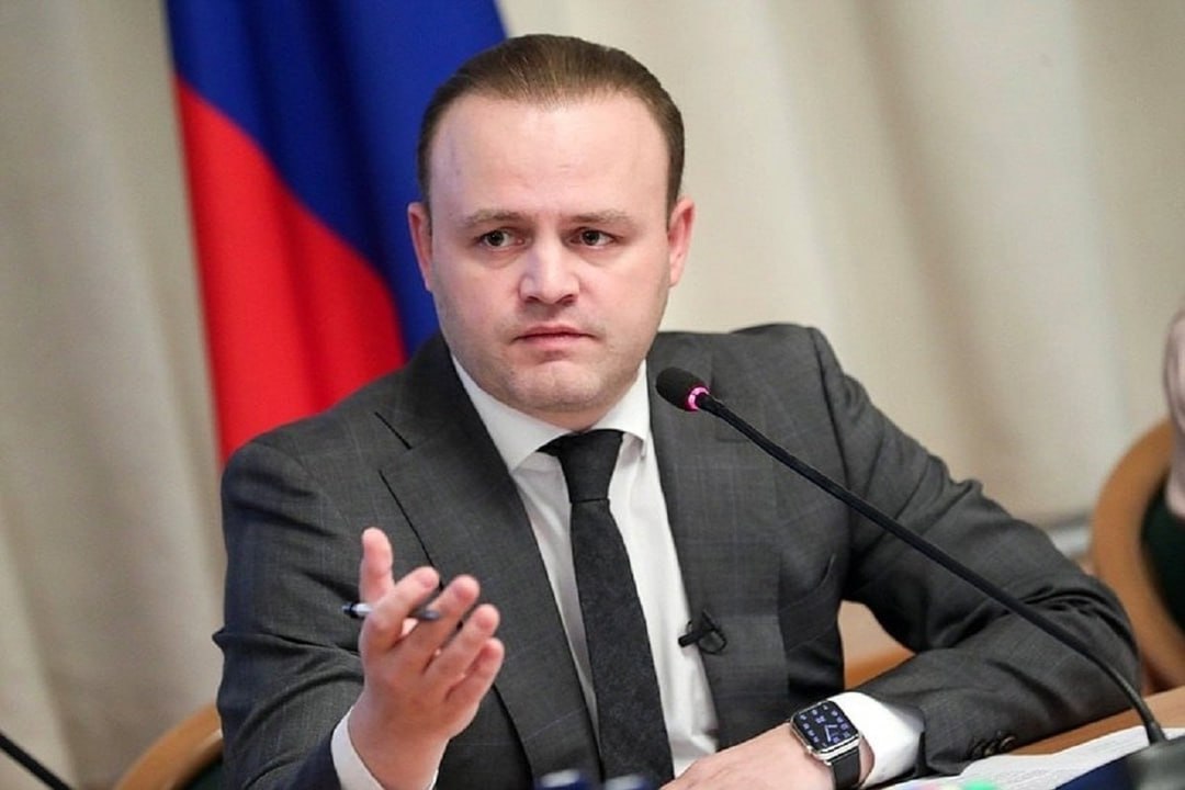 Владислав Даванков возглавит список партии «Новые люди» на выборах в заксобрание Новосибирской области. Как заявила депутат Заксобрания, глава отделения партии «Новые люди» в НСО Дарья Карасева, «Новые люди» идут на эти выборы большой командой. «Больше тысячи кандидатов — врачи, предприниматели, инженеры, учителя. Но если хотим настоящих перемен — одного заксобрания мало. Нужен человек, который будет добиваться лучшего и выбивать финансирование на федеральном уровне. Это про Даванкова. У него есть опыт, статус. Но главное — есть смелость. Он не боится говорить, как есть», - пояснила Карасева. Напомним, Даванков состоит в бюджетном комитете Госдумы. По мнению политолога Алины Жестовской, Новосибирская область - регион достаточно политически активный. «Область находится в том немногочисленном перечне субъектов, где население замечает деятельность сразу нескольких парламентских партий, и гражданам даже под силу на память назвать фамилии партфункционеров, кроме бывшего мэра и действующего губернатора. Вероятно, это связано с тем, что на данной территории принято назначать на должности лидеров избирательных объединений людей из власти или очень к ней близких, соответственно - амбициозных и профессиональных», - пояснила «Территории» Жестовская. По ее словам, безусловно, конкуренция с мастодонтами требует и опыта, и громкости собственного имени: «Таким образом, выступая «паровозом» списка «Новых людей» на выборах в заксобрание, Даванков делится с младшими коллегами своей узнаваемостью и позволяет им трансформировать его федеральный рейтинг в партийные проценты на местах. Это, безусловно, положительно скажется на перспективах партии в регионе».