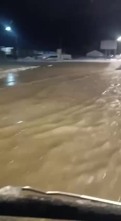 Штормовые волны затопили дорогу в Корсакове, вызвав транспортные проблемы