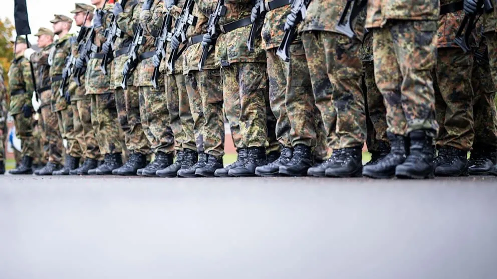 В Германии предложили повысить возраст для службы в резерве до 70 лет Президент Союза резервистов Германии Бастиан Эрнст предложил увеличить возрастной предел для службы в резерве с 65 до 70 лет По его мнению люди остаются физически активными дольше и эту ресурс можно использовать для укрепления вооруженных сил страны Эрнст подчеркнул что в условиях нехватки молодых кадров нужно также смотреть на старшее поколение которое имеет жизненный и профессиональный опыт Этот шаг совпадает с амбициозными планами Минобороны до 2035 года Германия планирует увеличить численность армии до 260 тысяч активных военнослужащих и 200 тысяч резервистов В то же время по словам Эрнста важным шагом будет точная оценка числа доступных резервистов поскольку в данный момент только около 60 тысяч из 8 9 миллионов бывших военнослужащих числятся в резерве BILD Russian