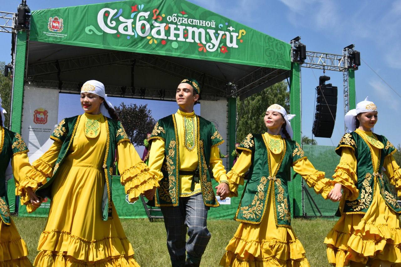 Скачки и танцы устроят на областном Сабантуе под Челябинском Праздник организуют 5 июля в деревне Норкино Аргаяшского района. Начало намечено на 12:00, сообщили в министерстве культуры. На площадке праздника поставят более 20 юрт, установят импровизированные тютнярское и чувашские подворья. Также организуют выступление знаменитого ансамбля Файзи Гаскарова. И традиционно на Сабантуе пройдут соревнования по национальной борьбе кореш. Также зрителям обещают показать большие скачки.