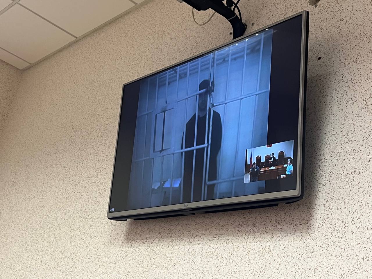 Свердловский областной суд оставил в СИЗО редактора Ura. ru Дениса Аллаярова, обвиняемого в даче взятки экс-начальнику уголовного розыска ОП №10 по Екатеринбургу Андрею Карпову за получение оперативных сводок для написания эксклюзивных новостей. Как передает корреспондент «Ъ-Урал», заседание прошло в закрытом режиме. Ранее суд арестовали его до 4 августа, защита просила избрать редактору более мягкую меру пресечения. Фото: Мария Шараева / Коммерсантъ