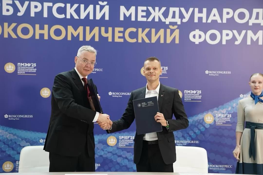 Губернатор Владимиров подписал соглашение о развитии цифровых технологий в крае Правительство Ставрополья и АНО «Цифровая экономика» заключили соглашение о сотрудничестве в целях реализации в крае нацпроекта «Экономика данных и цифровая трансформация государства». Документ на полях Петербургского международного экономического форума подписали губернатор Владимир Владимиров и гендиректор организации Сергей Плуготаренко. «Мы заинтересованы во внедрении современных цифровых решений в различных отраслях в нашем крае. Одновременно мы решаем и другую важную задачу — создаем систему подготовки квалифицированных кадров для работы в мире, пронизанном цифровыми технологиями. На годы вперед мы строим планы сотрудничества в этом направлении с нашими партнерами, в числе которых и АНО «Цифровая экономика», – отметил глава Ставрополья.