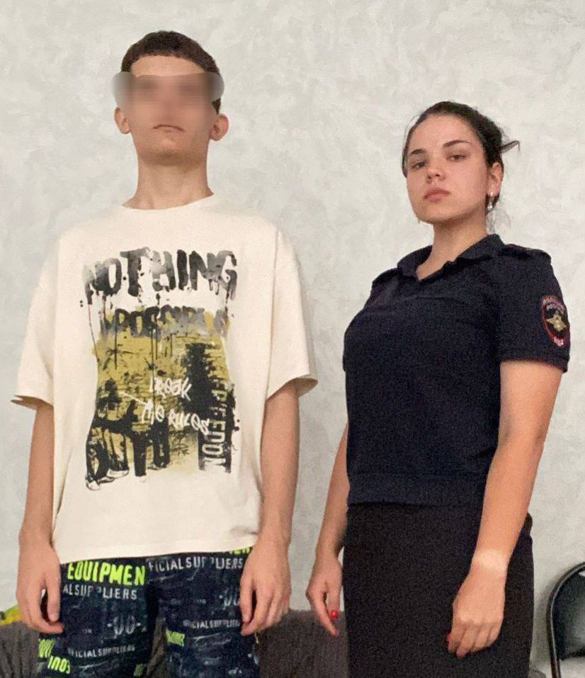 13-летний школьник пропал в Каневском районе Мальчик приехал в гости к родственникам в Каневскую из Севастополя. Сегодня около 16:30 он ушёл из дома ул. Нестеренко . С тех пор его местонахождение неизвестно. Во что был одет: бежевая футболка с чёрно-жёлтым принтом, тёмные шорты. Если вы видели ребёнка или знаете, где он может быть, срочно сообщите в полицию: 8 86164 4-57-02. Информация обновлена: Школьника обнаружили на остановке общественного транспорта ст. Брюховецкой. Его жизни и здоровью ничего не угрожает. Быть в курсе Прислать новость