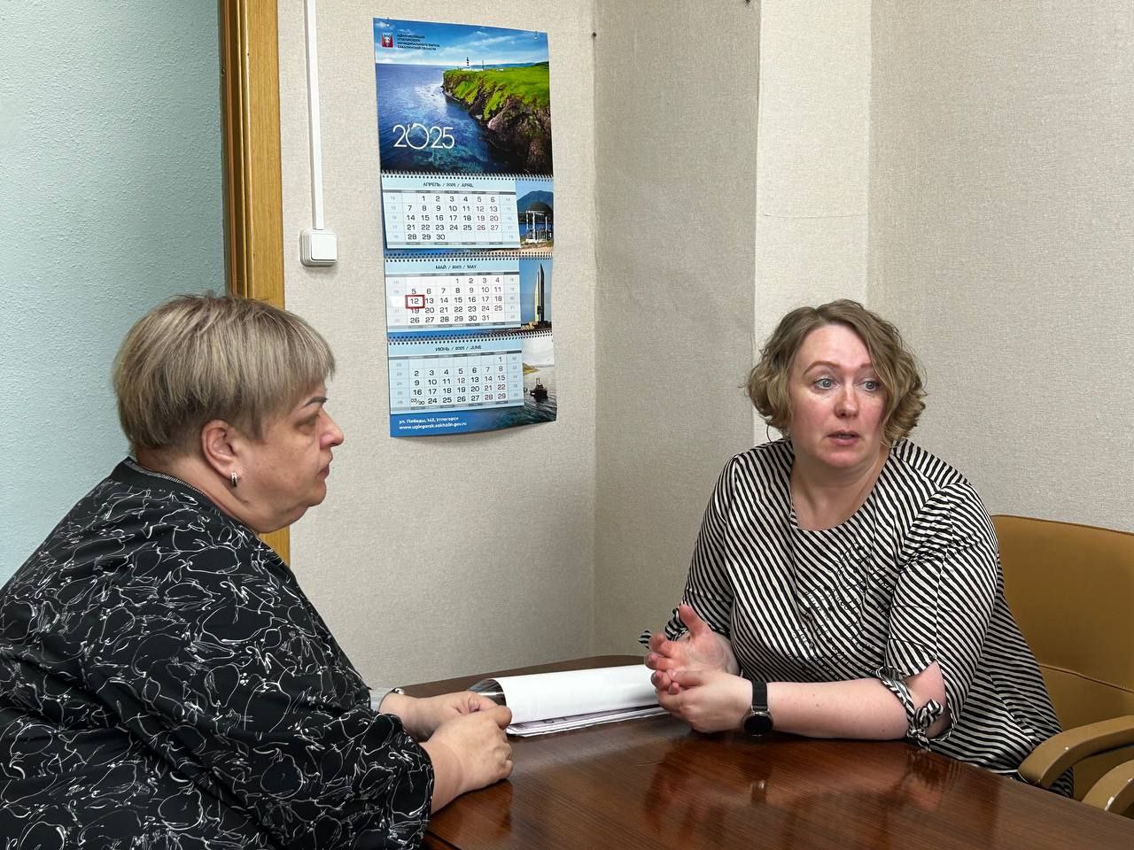 В администрации обсудили ситуацию с предполагаемыми случаями педикулеза в детском саду Сегодня под председательством вице-мэра Яны Петровой состоялось заседание комиссии с участием и.о. руководителя отдела образования Светланы Колесниковой и заведующей детским садом № 15 Татьяны Кучеровой. На встрече рассмотрели информацию о возможных случаях педикулеза в дошкольном учреждении. По итогам тщательной проверки данные не подтвердились. «Девочку отстранили с подозрением на педикулез, но вшей не нашли ни у неё, ни у её сестры», — рассказали на собрании. По информации Углегорской ЦРБ, среди воспитанников детских садов не было случаев педикулеза. «К нам никто не обращался по поводу педикулеза», – сообщил главный врач районной больницы Иван Журавлев. В детском саду проводят профилактические меры: детей ежедневно осматривают медработники, с родителями проводят тематические беседы и собрания по профилактике педикулеза. Администрация детского сада намерена обратиться в прокуратуру для выяснения обстоятельств распространения недостоверной информации.