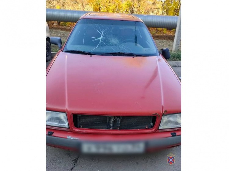 В Волжском двое школьников разбили чужую машину В Волжском полицейские нашли детей которые повредили чужой автомобиль Как рассказали Волжский ру в ГУ МВД по Волгоградской области накануне в полицию обратился местный житель Он сообщил что двое несовершеннолетних разбили лобовое стекло зеркало заднего вида и переключатель указателя поворота на его машине Audi Инспекторы подразделения по делам несовершеннолетних нашил причастных ими оказались 10 летний и 12 летний школьники В отношении законных представителей составлены протоколы об административном правонарушении по ст 5 35 КоАП РФ за неисполнение обязанностей по содержанию и воспитанию несовершеннолетних Подробнее на Волжский ру   www volzsky ru index php wx 16 wx2 81372 ВолжскийРу волжский vlz