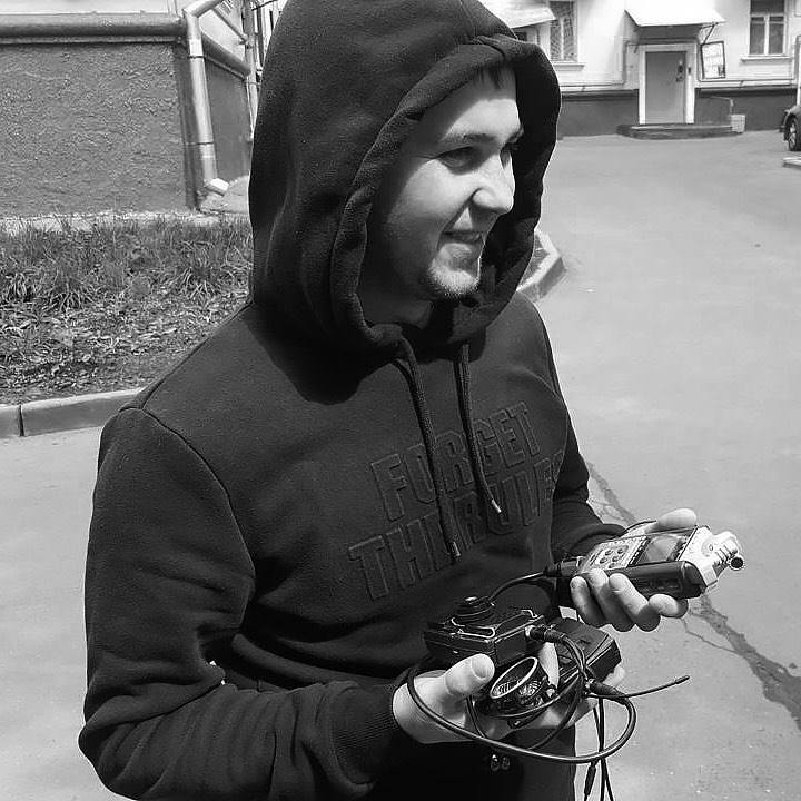 Умер Слава Поруков, соведущий канала-миллионника "Ильдар Автоподбор". Мужчине было всего 37 лет. Он скончался в реанимации от двусторонней пневмонии с поражением лёгких. Вячеслав почувствовал себя плохо ещё в середине марта — он жаловался на постоянно высокую температуру. После своего дня рождения Слава позвонил Ильдару и сказал, что умирает. Друг приехал вместе со скорой — в больнице медики констатировали 80% поражения лёгких и двустороннюю пневмонию. После недели в реанимации ему стало легче — Слава говорил, что скоро выйдет. В воскресенье вечером у Порукова подскочила температура, врачи не успели его спасти.