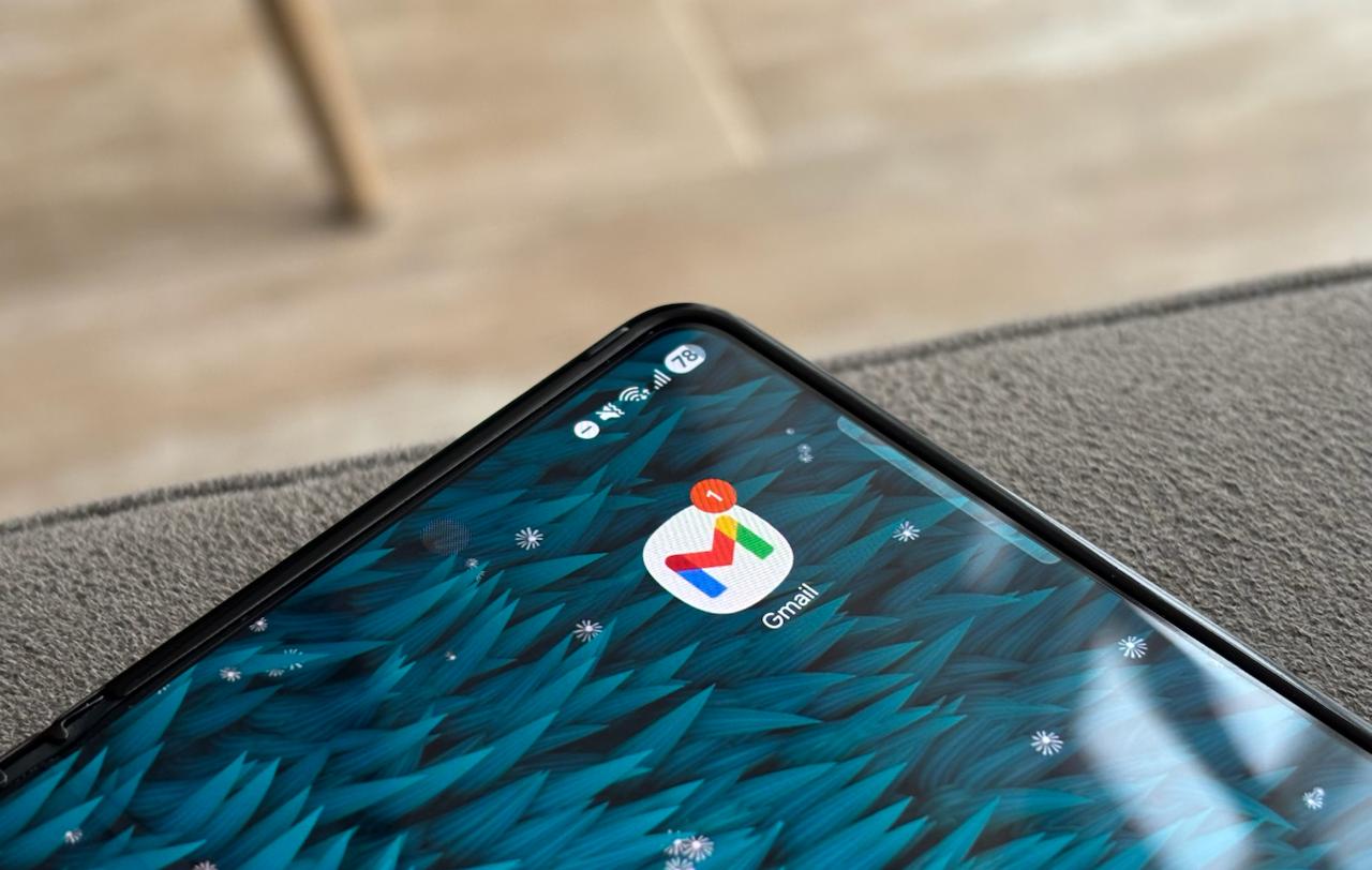 В приложении Gmail стали бесплатными три суперполезные функции Google объявила о выводе из платных подписок трех нейросетевых функций 1 Помощь в написании Опция позволяет создавать черновики электронных писем по заданному промту После нажатия иконки карандаша со звездочкой приложение попросит вас ввести краткую подсказку после чего сформирует письмо и предложит разные варианты длины и тона 2 Предложенные ответы Чтобы не придумывать как отвечать на email самостоятельно теперь можно будет воспользоваться предложенными ответами от самого Gmail При формировании учитывается ваша собственная стилистика а тон текста выбирается исходя из имеющейся переписки Перед отправкой ответ можно отредактировать 3 Быстрый пересказ В верхней части каждого письма или ветки писем формируется небольшое саммари содержания Также через строку поиска вы сможете задавать вопросы по содержанию писем а приложение безошибочно их найдет Всё это постепенно будет доступно всем пользователям бесплатно iguides