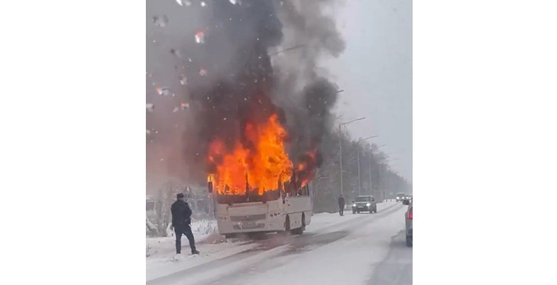 В Елизово открытым пламенем полыхает рейсовый автобус  видео  В камчатском городе Елизово в понедельник, 11 ноября, загорелся рейсовый автобус. Машина охвачена пламенем, в небо поднимается огромный столб чёрного дыма. Нажмите для подробностей -