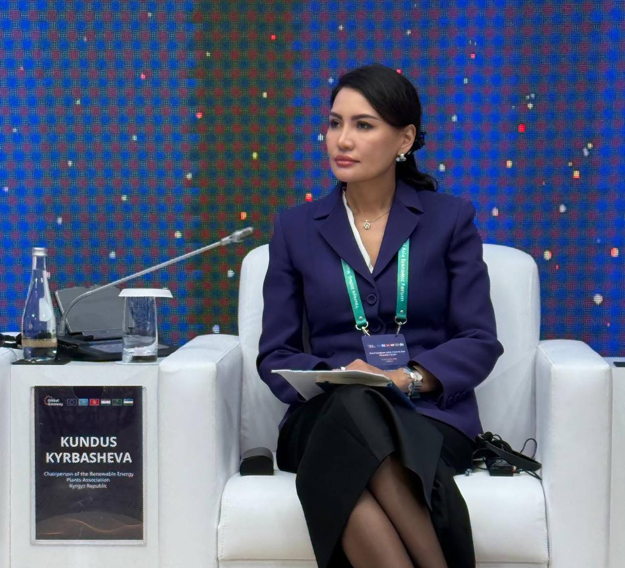 Причины роста электропотребления в Кыргызстане назвала специалист Глава комитета по энергетике ТПП Кундус Кырбашева отметила что за последнее десятилетие спрос на электроэнергию в стране вырос в три четыре раза Среди основных причин роста потребления электричества увеличение численности населения В соседних государствах из за дефицита электроэнергии проводятся широкие кампании с напоминанием о бережном отношении к ресурсам и призывом экономить 10 20 лет назад было проще в домах небольшие холодильники отсутствие кондиционеров и гаджетов спрос на электричество значительно ниже Сейчас потребление выросло в три четыре раза Также увеличивается количество предприятий мини цехов фабрик и новых домов что дополнительно повышает спрос на электроэнергию сказала Кундус Кырбашева По ее словам нам необходимо практиковать энергосбережение использовать энергоэффективные приборы бытовую технику класса А и выше заменить лампы энергосберегающими news24kg news24kg admin