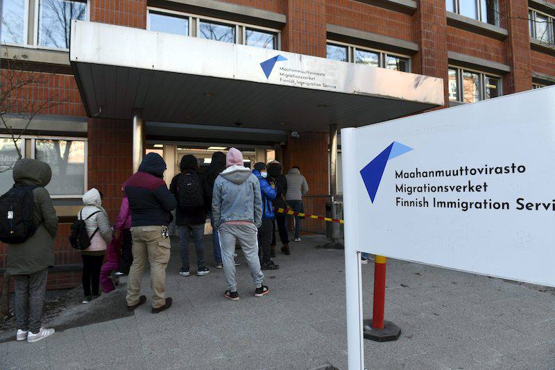 Финляндия отказала в убежище россиянину донатившему ФБК и бежавшему от мобилизации 32 летнему Роману Голикову грозит депортация в Россию Издание Медиазона отмечает что Голиков жертвовал средства Фонду борьбы с коррупцией уже после того как российские власти признали организацию экстремистской а значит в России ему грозит уголовное дело Кроме того россиянин участвовал в оппозиционных митингах В Финляндию Голиков въехал по туристической визе за неделю до объявления Путиным частичной мобилизации С ее началом россиянину по адресу прописки принесли повестку После этого он решил не возвращаться на родину и запросил у финских властей политическое убежище Просьбу рассматривали три года По словам Голикова миграционная служба Финляндии не увидела оснований для предоставления убежища так как сочла недоказанным что просителю грозит опасность при возвращении на родину Активист обжаловал это решение в финском суде
