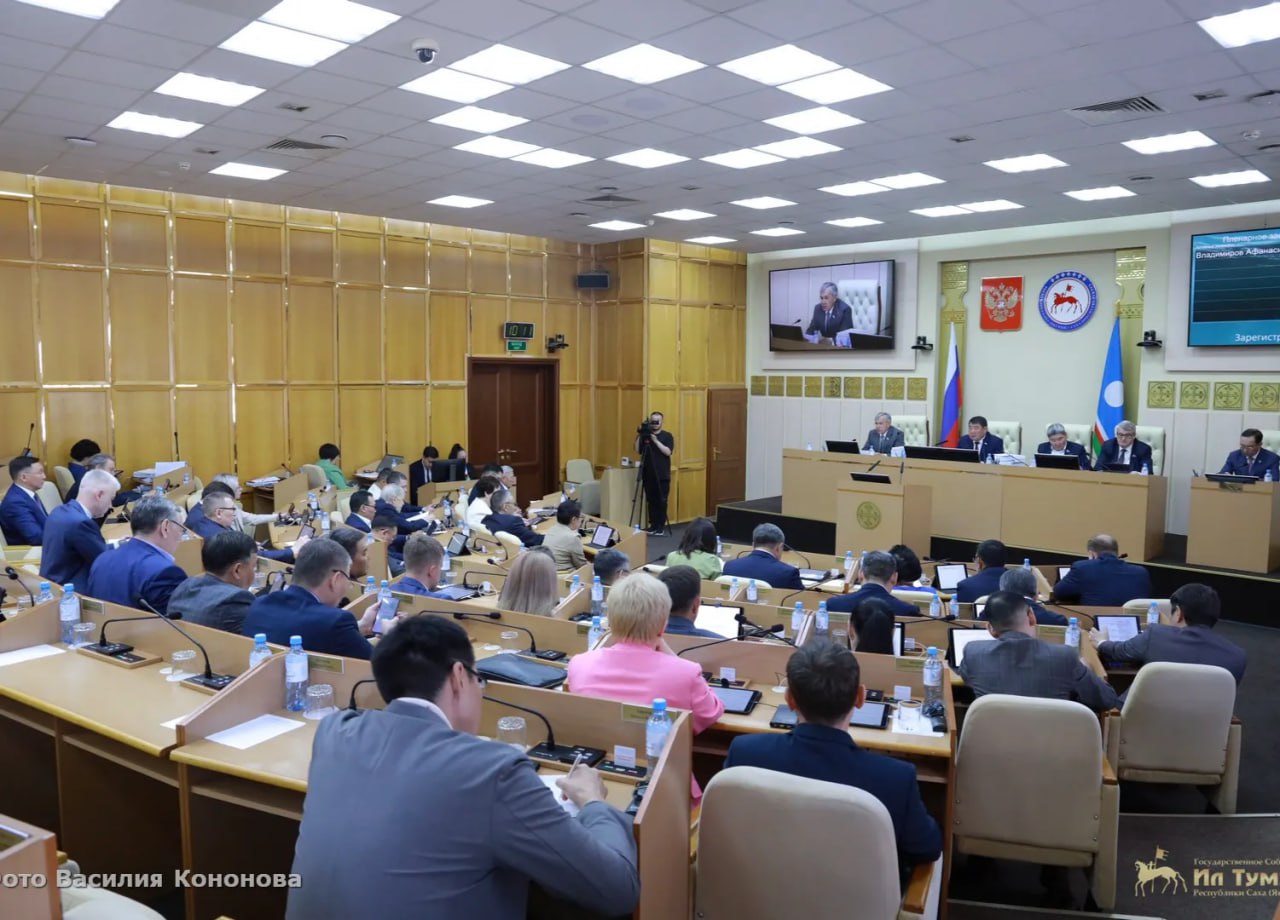 Народные депутаты приняли отчет об исполнении госбюджета Якутии за 2024 год По итогам 2024 года в доходную часть бюджета поступило налоговых, неналоговых доходов и безвозмездных поступлений в сумме 331,0 млрд рублей, или 105,8 % от годовых прогнозных назначений, в том числе налоговых доходов — 184,3 млрд рублей, перевыполнение составило 8,3 млрд рублей, или на 4,7%. Исполнение расходов государственного бюджета составило в сумме 351,9 млрд рублей. В прошлом году успешно завершена реализация 13 национальных проектов, всего за годы их реализации из бюджета республики направлено порядка 225,2 млрд рублей. С 2025 года началась реализация нового портфеля национальных проектов по ключевым направлениям развития страны. Подробнее читайте по ссылке. Фото: Василий Кононов / Ил Тумэн