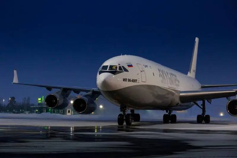 Международный грузоперевозчик Sky Gates входит в Red Wings выполнил первый рейс из аэропорта «Жуковский» в Петропавловск-Камчатский на обновлённом Ил-96-400Т, доставив грузы за 8 часов. Затем самолёт отправился в Китай и вернулся в Москву. Ил-96-400Т — модификация с удлинённым фюзеляжем и грузовой дверью, произведённая на предприятии «Ростеха». Первый рейс грузового Ил-96-400Т на Камчатку и в Китай показывает, что Россия развивает собственные авиаперевозки в условиях санкций, делая ставку на скорость, дальность и модернизированную технику. Подписаться Предложка Чат