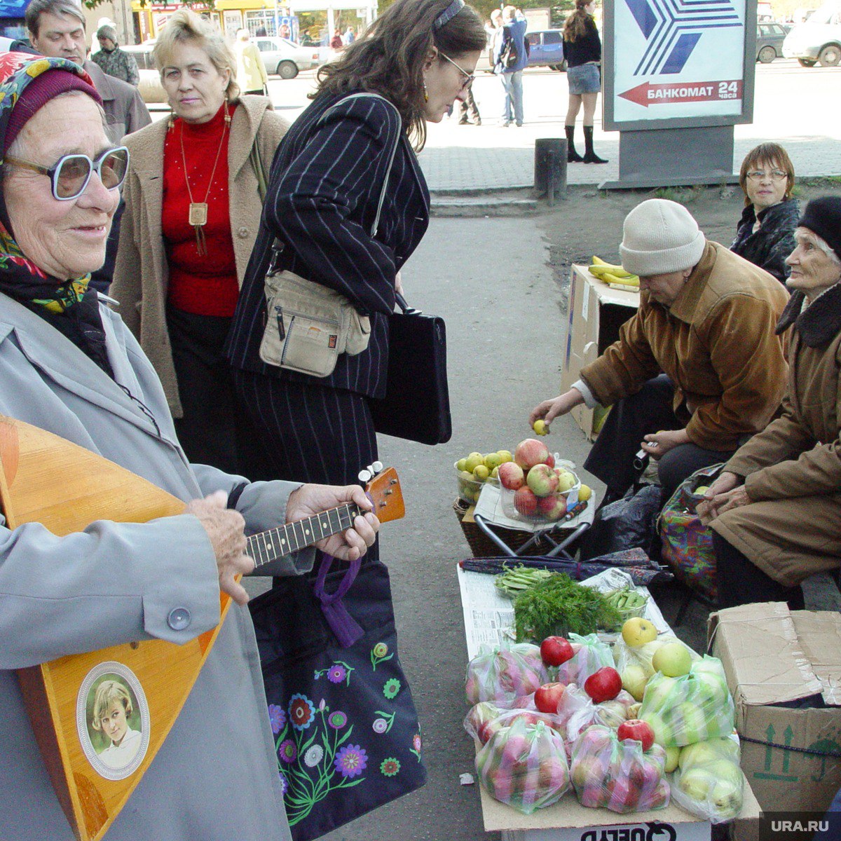 Госдума запретит дачникам заниматься бизнесом на своих участках    Государственная дума рассматривает законопроект, предусматривающий введение ограничений на осуществление коммерческой деятельности на территориях садовых и огородных участков. В настоящее время документ проходит стадию второго чтения.    По мнению депутатов, это позволит сократить число незаконных бизнесов и усилить контроль за использованием земли. Сейчас многие владельцы используют участки в коммерческих целях  выращивают подорожавшую картошку, например . Закон планируется ввести в действие осенью 2025 года.   Чтобы понять, насколько сильно он ударит по тем, кто торгует выращенным на дачах  таких людей в РФ очень много , нужно будет смотреть на его правоприменение. В целом же, тенденции на закручивание гаек и поиск каждого сокрытого налогового рубля очевидны и диктуются спецификой современности.