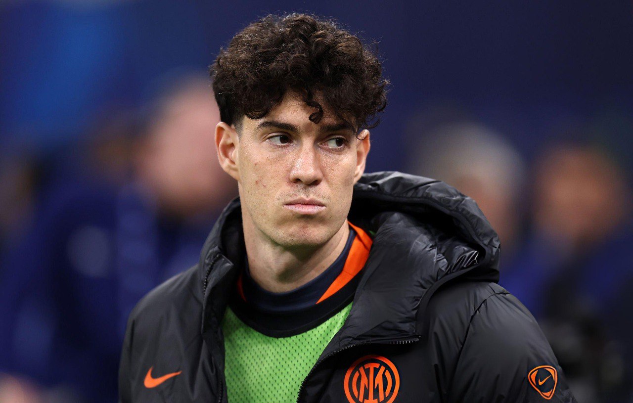 La Gazzetta dello Sport Защитник Интера Алессандро Бастони стал жертвой ограбления в ночь матча Лиги чемпионов против Кайрата Группа из четырёх человек проникла в дом игрока в Кастелли Калепио провинция Бергамо пока Бастони находился на Сан Сиро и оставался в запасе в победном матче с Кайратом 2 1 Злоумышленники действовали быстро они нашли доступ к спальне и гардеробной откуда забрали дорогие часы и дизайнерские сумки Сигнализация сработала но прибывшие карабинеры и охрана не успели задержать преступников по горячим следам так как на всё ушло всего несколько минут Дом Бастони расположен примерно в 60 километрах от Милана это родной город его супруги Защитник не выходил на поле в игре Лиги чемпионов но ожидается что в воскресенье он вернётся в стартовый состав Интера на матч чемпионата против Лацио