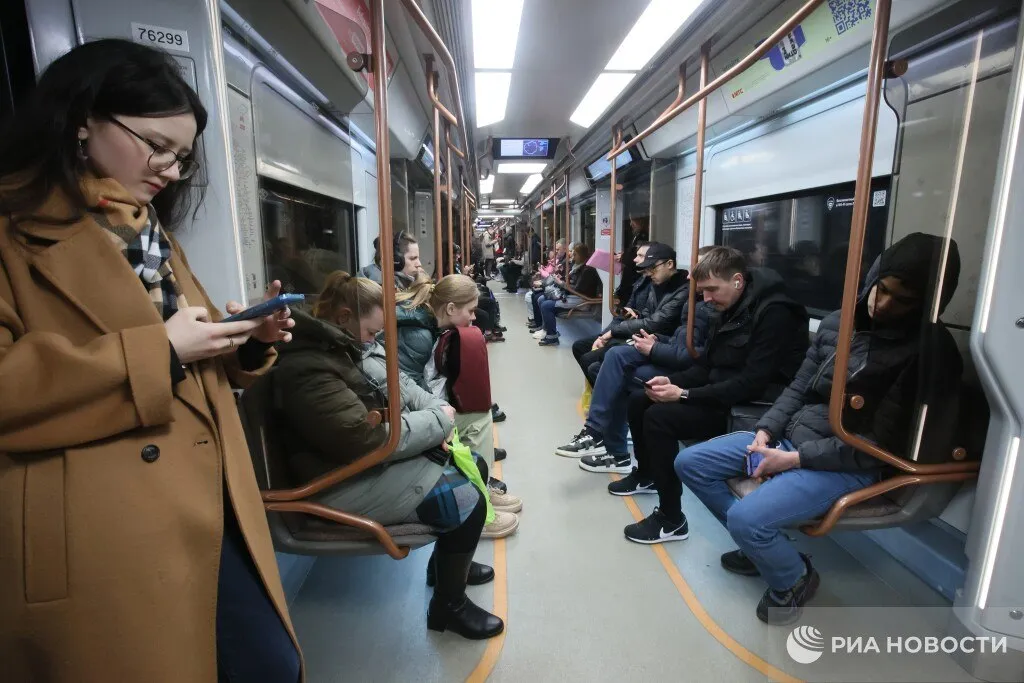 В метро нельзя находиться в грязной зловонной одежде за это грозит штраф в 1000 рублей предупредили юристы Подписаться на РИА Новости
