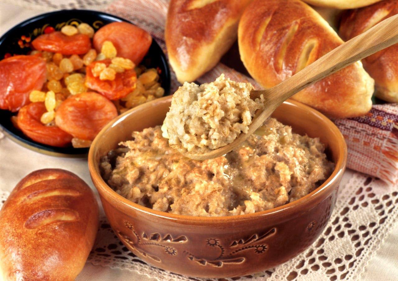 Овсяная каша полезна подтвердили в Роспотребнадзоре В 100 г овсяной крупы содержится более 250 суточной нормы марганца важного элемента для поддержания здоровья соединительных тканей хрящей и костей Она богата витаминами группы B которые поддерживают нервную систему улучшают обмен веществ и замедляют старение клеток Овсяная каша обладает антиоксидантными свойствами способствующими нормализации артериального давления В Роспотребнадхоре отметили что каша требующая варки от 15 до 20 минут сохраняет больше полезных веществ и помогает дольше оставаться сытым При выборе хлопьев быстрого приготовления нужно убедиться в отсутствии сахара и консервантов А вы любите овсянку Роспотребнадзор овсянка