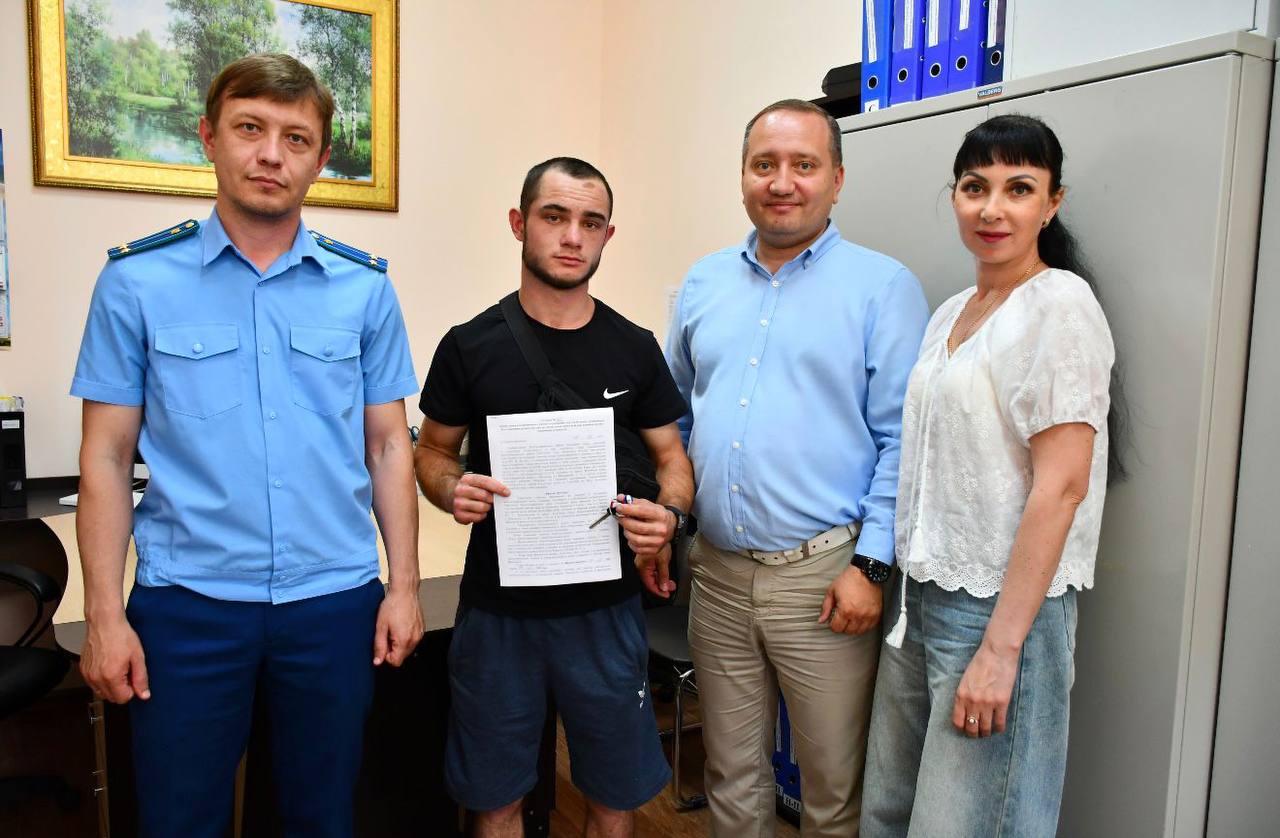В Красногвардейском районе прокуратура добилась обеспечение сироты положенным жильем. Установлено, что местный житель в несовершеннолетнем возрасте остался без попечения родителей, в связи с чем был включен в список лиц, подлежащих обеспечению жилыми помещениями. Вопреки требованиям законодательства, по достижении 18-летнего возраста жильем он обеспечен не был. В связи с этим прокуратура обратилась в суд с исковым заявлением о возложении на местную администрацию обязанности предоставить сироте жилье. Суд удовлетворил требования прокуратуры. В результате прокурорского вмешательства молодому человеку предоставлена благоустроенная квартира.