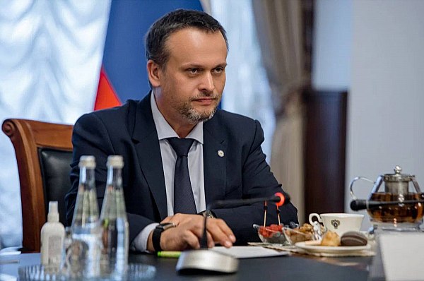Андрей Никитин: активное использование БПЛА для доставки может начаться через 2-3 года  Активное использование беспилотных технологий для доставки товаров может начаться через 2-3 года, заявил глава Минтранса РФ Андрей Никитин. Об этом сообщает ТАСС.  Также министр прогнозирует скорый существенный рост применения беспилотников в сельском хозяйстве.  "Беспилотные технологии применяются в той или иной сфере. Однозначно ждет взрывной рост применения беспилотных технологий в сельском хозяйстве – уже понятно. Я думаю, что в какой-то момент, это будет чуть позже – не в следующем году, а через пару-тройку лет – в доставке", – сказал он.  aviaru.net/n286490