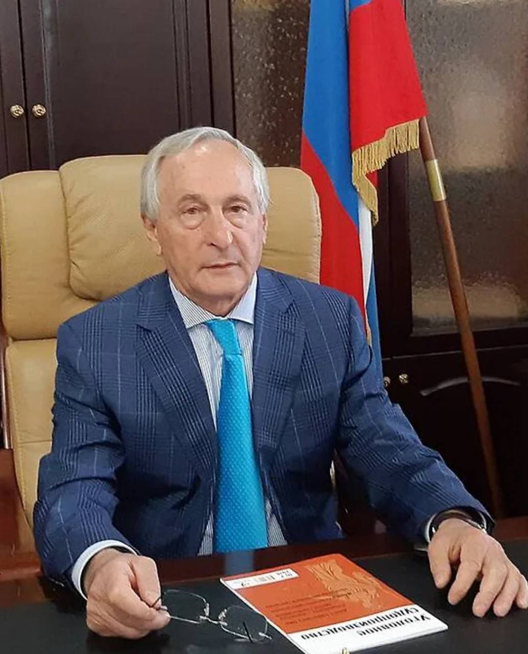 Экс глава Верховного суда Адыгеи Аслан Трахов и его сын действующий краснодарский судья Рустем Трахов согласились с иском Генпрокуратуры о конфискации активов на 2 млрд руб Господин Трахов старший более 20 лет возглавлявший ВС Адыгеи заявил суду что использовал должность для незаконного приобретения недвижимости и бизнеса а также скрывал активы через родственников Ответчики просят суд удовлетворить требование об обращении всего имущества в доход государства ВС Республики Адыгея Ъузнал
