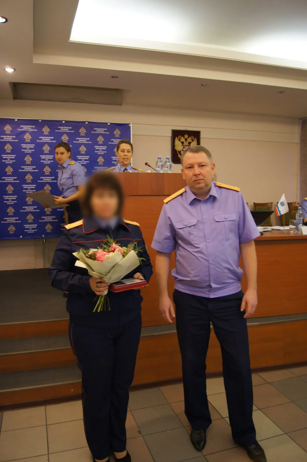 Экс следовательницу оштрафовали за антивоенную акцию в Сосновом Бору 2 апреля Сосновоборский суд назначил Янине П штраф в 30 тысяч рублей по административному делу о дискредитации армии за плакат сравнивающий Киев с блокадным Ленинградом На карточку дела обратила внимание Вёрстка Детали Согласно постановлению суда рядом с рекламным щитом ТЦ Галактика женщина установила деревянную рамку со словами Знайте из за уничтожения энергосистемы люди в Киеве замерзают как в блокадном Ленинграде Сотрудник полиции опознал на записях камеры видеонаблюдения бывшую следовательницу Сосновоборского межрайонного следственного отдела СК поскольку по роду своей деятельности взаимодействовал с ней На суде Янина П не отрицала что установила плакат но утверждала что не имела умысла на дискредитацию и ссылалась на 29 статью Конституции говорится в постановлении Информация о времени акции в опубликованном документе скрыта Янина П в 2018 году была награждена знаком отличия Лучший следователь В Сосновоборском межрайонном следственном отделе она проработала как минимум до 2020 года пишет Вёрстка со ссылкой на утечки государственных баз данных Фото СК по Ленобласти Подпишитесь на наш ютьюб канал там мы рассказываем как жить в чебурнете