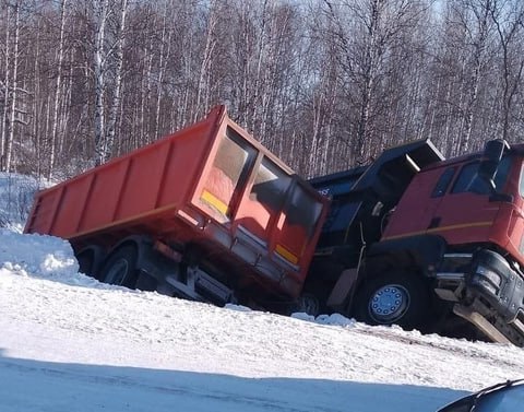 В жестком ДТП с двумя большегрузами на омской трассе погиб пассажир маршрутки  Сегодня,  около 10:10 часов, стало известно о дорожно-транспортном происшествии на трассе Омск–Муромцево. Омские полицейские предварительно установили, грузовой автомобиль «Ситрак», следовавший в составе автоколонны из четырех большегрузов, вынесло прицеп на встречку. Там он столкнулся с пассажирской маршруткой.   После чего в остановившийся для оказания первой помощи пострадавшим автомобиль «Лексус» въехал еще один большегруз.    По предварительным данным, в момент ДТП в пассажирском транспорте находились не менее 9 человек, в том числе, один ребенок. Один из пассажиров погиб, остальные – доставлены в больницу.