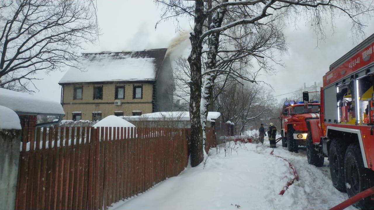 Пожар в Сходне  Дом №17 по улице Жданова загорелся сегодня днем. Сейчас огонь уже локализовали.  Предварительная причина: короткое замыкание. Пострадавших нет.