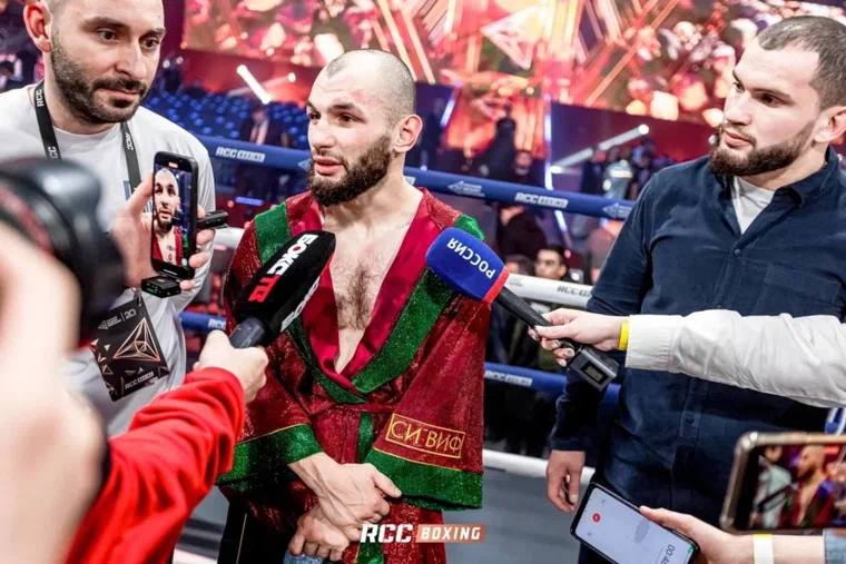 В Челябинске 14 февраля решится судьба пояса чемпиона WBA Российский боксер Эльнур Самедов выйдет в ринг против колумбийца Джона Гутьерреса сообщили в пресс службе RCC Boxing Promotions Их бой пройдет в категории до 59 килограммов В случае победы Самедов станет временным чемпионом организации и с большой вероятностью получит шанс на бой с полноценным чемпионом в лице британца Джеймса Диккенса Подписаться   Мы в MAX