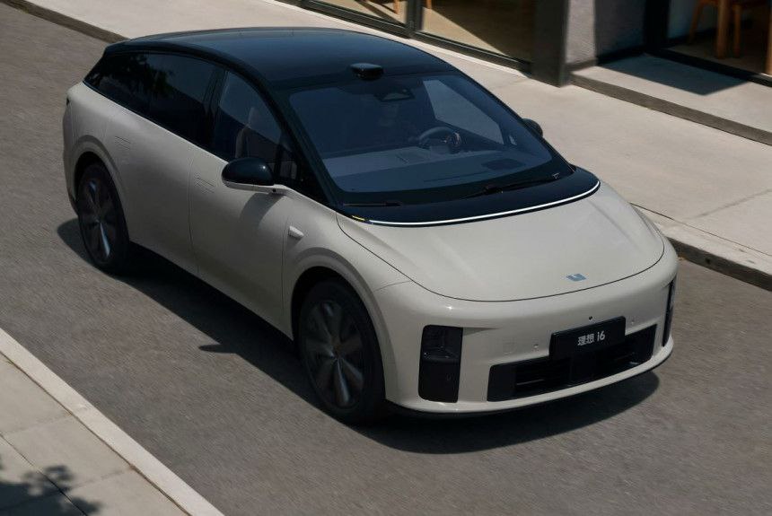 Анонсирован младший электрический кроссовер Li i6 Компания Li Auto заработала себе имя на успешном семействе гибридных кроссоверов но недавно начала развивать отдельную гамму электромобилей В 2024 году свет увидел первый батарейный Lixiang минивэн Mega с запоминающейся внешностью Этим летом состоялась премьера большого электрического кроссовера Li i8 выполненного в том же стиле А сейчас анонсирован его младший брат паркетник Li i6 Подробности   autoreview ru news anonsirovan mladshiy elektricheskiy krossover li i6 автоновости li lixiang Авторевю