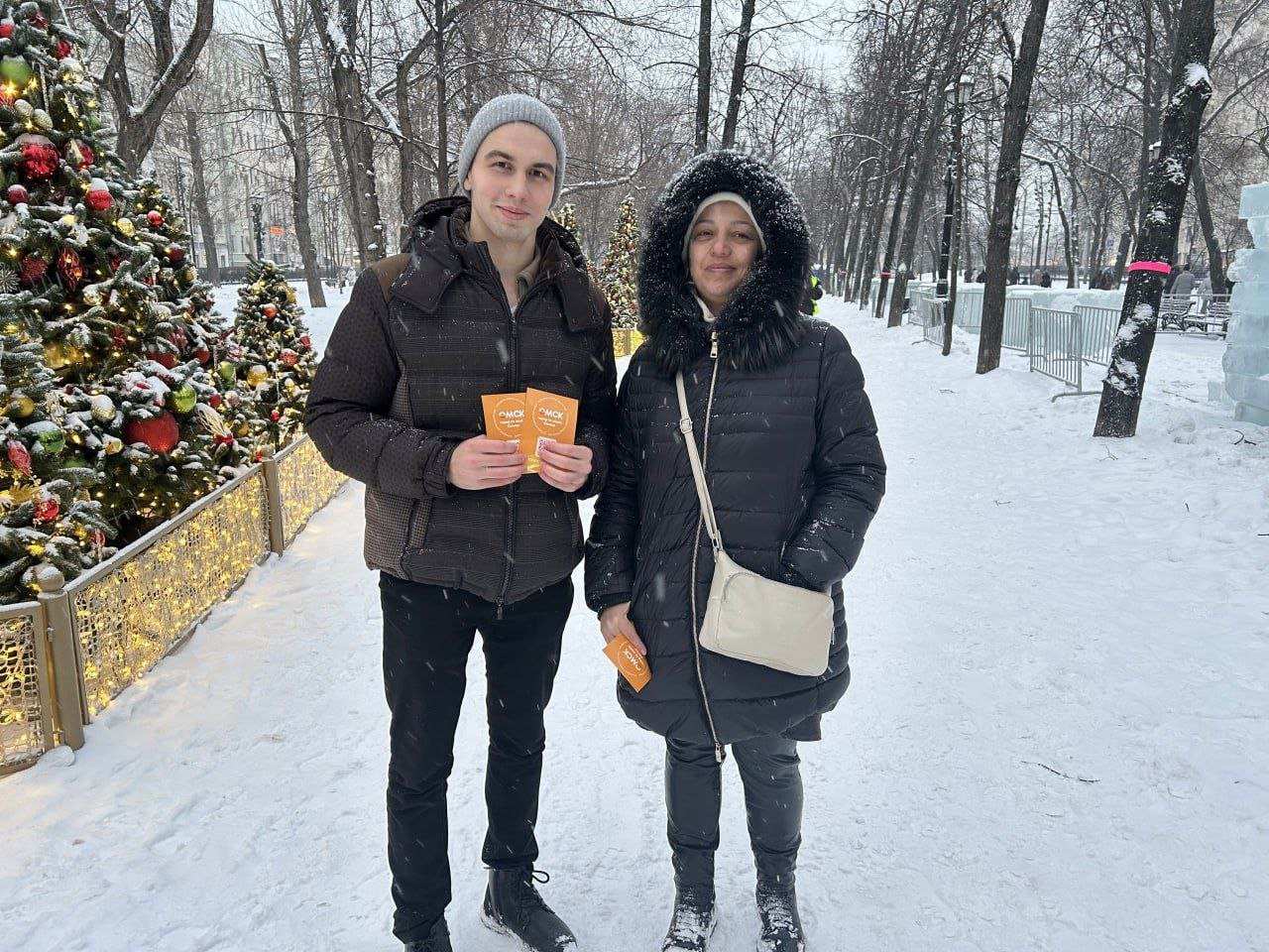 Московские студенты поддержали заявку Омска на звание молодёжной столицы  Молодёжный совет при Представительстве Омской области при Правительстве РФ провёл информационную кампанию в поддержку города в конкурсе «Молодёжная столица России – 2025».  «Статус «Молодёжной столицы» – это не просто почётный титул, а реальный шанс создать комфортную среду для жизни и самореализации молодого поколения», – отметил представитель Омской области при Правительстве РФ Андрей Шпиленко.  Активисты раздавали листовки с QR-кодом для голосования на Госуслугах в торговых центрах, парках и скверах Москвы.