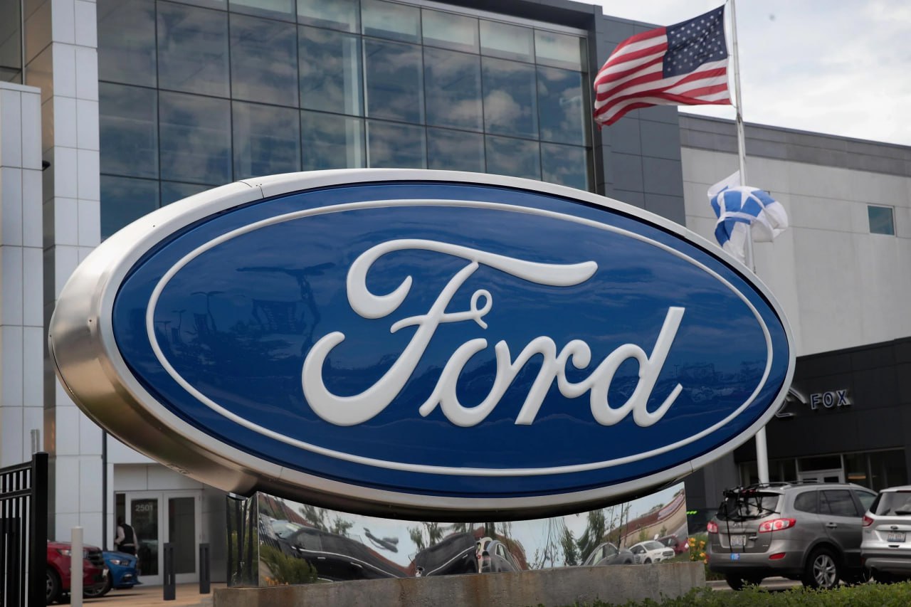 Ford Motor собирается объявить о доходах за третий квартал после закрытия рынков в четверг F Вот чего ожидает Уолл стрит исходя из средних оценок аналитиков составленных LSEG Прибыль на акцию 36 центов с учётом корректировок Выручка от продажи автомобилей 43 08 миллиарда долларов Несколько аналитиков с Уолл стрит ожидают что Ford отчитается о росте показателей но прогноз на оставшуюся часть года может не оправдаться из за множества проблем включая пошлины и пожар на заводе Novelis в прошлом месяце Novelis является ключевым поставщиком алюминия для Ford Другие ключевые вопросы волнующие инвесторов касаются сокращения расходов Ford повышения качества и любых обновлённых прогнозов по влиянию тарифов jkinvest news jkinvest