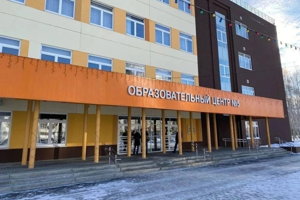 Ребенок все придумал девочка пожаловалась что ее избили трое подростков но все оказалось ложью Группа подростков в черном напала на 9 летнюю девочку и избила ее прямо у школы Об этом написали ее родители в школьный чат но позже вечером 6 ноября эта новость разлетелась по социальным сетям и СМИ Челябинска Родители школьницы заверяли что избиение произошло на территории ОЦ 5 в Парковом 31 октября В тот же день папа вместе с дочкой обратился в прокуратуру Курчатовского района Челябинска и полицию Но потом родители посмотрели записи с камер видеонаблюдения образовательного центра и поняли что дочка их обманула Инцидент от 31 октября оказался вымыслом ребенка Информация была размещена мною только здесь Новости в СМИ появились без моего участия написали родители девочки в школьный чат Похоже теперь родителям маленькой выдумщицы придется провести с ней серьезную беседу и объясниться с силовиками Ведь в Следственном комитете уже возбудили уголовное дело по статье Хулиганство