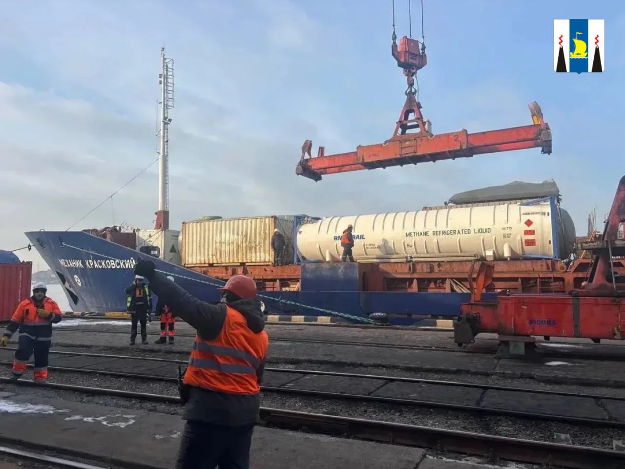 Стартовала транспортировка сжиженного природного газа СПГ для проекта Россети Мобильные ГТЭС в Сахалинской области по развитию электроснабжения Курильских островов строительства первой в России двутопливной Малокурильской газодизельной электростанции отечественного производства 5 3 МВт Топливо отгружено компанией Газпром гелий сервис оно будет доставлено на остров Шикотан Доставка газа на первом этапе позволит провести опробование газодизельного генератора мощностью 1 1 МВт Логистическая цепочка включает морскую транспортировку топлива в отечественных контейнерах цистернах силами Россети Мобильные ГТЭС от комплекса СПГ Газпром гелий сервис в Приморском крае до острова Шикотан где будут выполнены прием хранение и регазификация ресурса на российском оборудовании Мероприятия реализуются в рамках работы по повышению надёжности энергоснабжения Курильских островов реализуемой Россети Мобильные ГТЭС Модернизация энергетики в регионе выполняется по поручению Президента Российской Федерации а также в соответствии с дорожной картой и комплексной схемой энергоснабжения островов на 2022 2026 годы и до 2035 года разработанными Правительством Сахалинской области и Минэнерго России