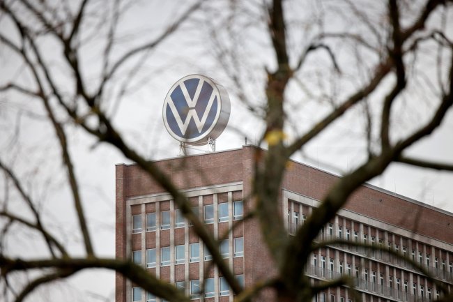 Более 20 тысяч сотрудников автоконцерна Volkswagen согласились расторгнуть свои контракты с выплатой выходного пособия. Об этом сообщила газета Bild со ссылкой на заявление совета директоров компании. Указывается, что увольнением 20 тысяч сотрудников Volkswagen добился промежуточной цели на пути к запланированному сокращению 35 тысяч работников к 2030 году. В автоконцерне подчеркнули, что такая мера, направленная на жесткую экономию в компании, должна быть приемлемой для сокращаемого персонала, от которого необходимо получить согласие. Поможет ли это автоконцерну остаться на плаву, рассказываем в нашем материале: