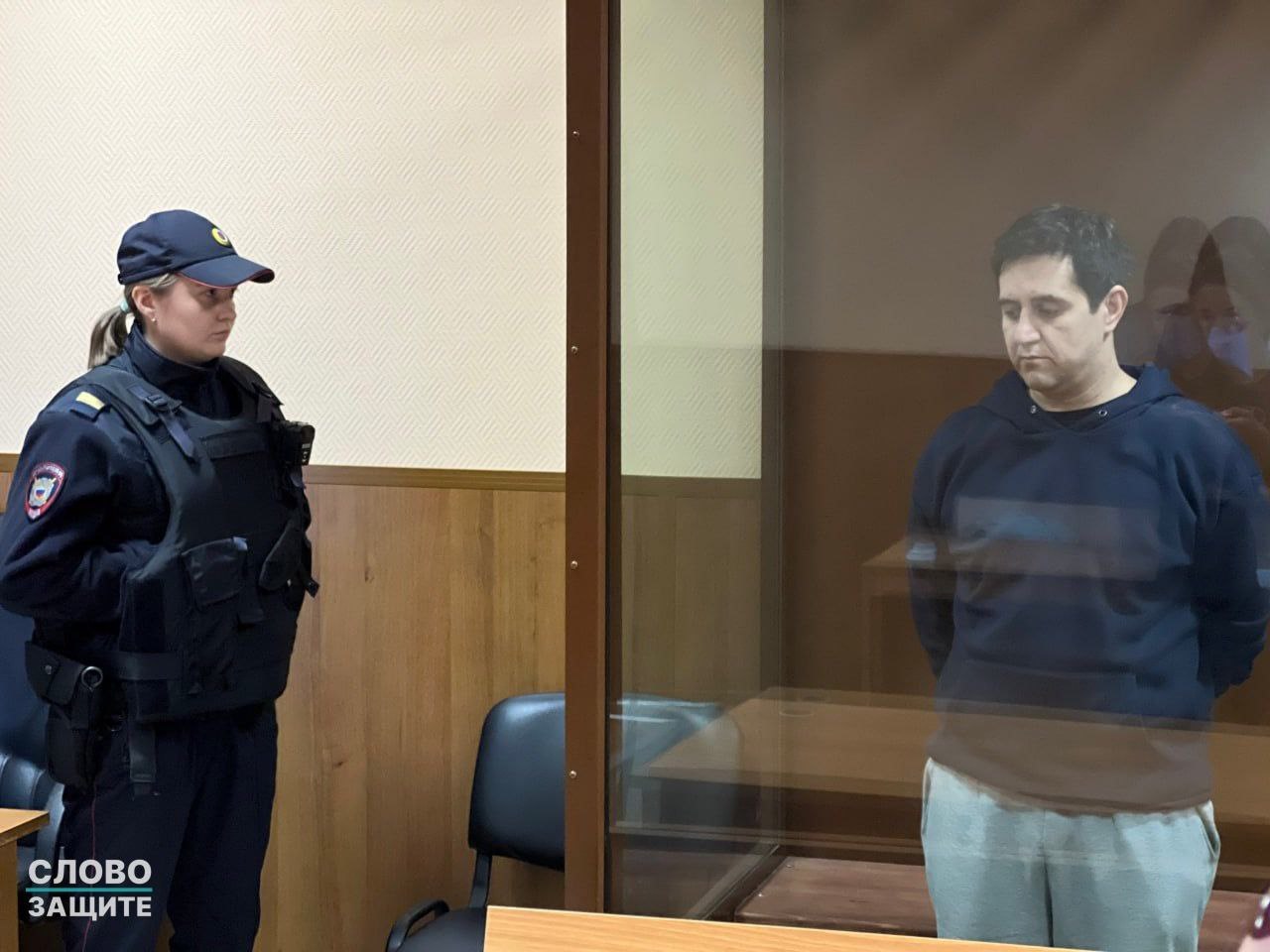 Суд в апелляции утвердил приговор бизнесмену и блогеру Арегу Щепихину которого похитили и избили чеченские силовики Мосгорсуд отклонил апелляционную жалобу на приговор предпринимателю и блогеру Арегу Щепихину Летом 2025 года чеченские силовики прилюдно похитили и избили Щепихина Впоследствии его отправили в СИЗО Уголовные дела возбудили также против силовиков участвовавших в похищении с них взяли подписку о невыезде по обвинению в превышении полномочий В октябре Пресненский районный суд Москвы приговорил Арега Щепихина к пяти годам колонии общего режима по статьям об экстремизме ч 2 ст 282 УК призывах к экстремистской деятельности ч 2 ст 280 УК и оскорблении чувств верующих ч 1 ст 148 УК Помимо реального срока суд назначил блогеру запрет на администрирование интернет ресурсов в течение 2 5 лет Основанием для преследования Щепихина стали его шовинистические высказывания в адрес мусульман Фото Слово защите Подписаться Связаться Поддержать Patreon