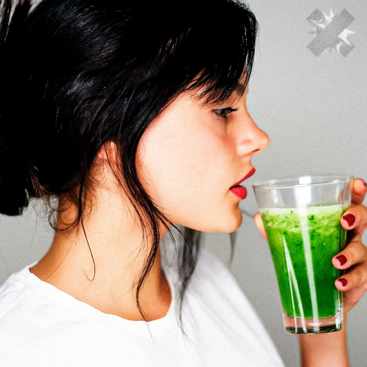 Матча чуть не довела москвичку до больничной койки 22 летняя жительница Москвы по привычке вливала в себя по пять кружек матчи в день и однажды заметила что кожа стала подозрительно желтеть Девушка испугалась и отправилась к врачам пишут СМИ Медики объяснили когда матча льётся литрами печень работает на износ накапливаются токсины и появляется желтуха Катехины в большом количестве тоже не подарок они хороши лишь в меру Плюс танины и полифенолы серьёзно режут усвоение железа регулярное злоупотребление может закончиться анемией матча матча а печень одна да что вы понимаете в суперфудах НМШ