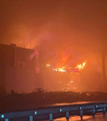 На ОЭЗ Алабуга загорелся склад с аккумуляторами Как пишет Telegram канал 112 площадь возгорания достигла 25 тысяч кв м С места пожара эвакуировались больше 300 человек По данным Mash Iptash обошлось без пострадавших Официальных комментариев от экстренных служб на данный момент не было Фото Telegram канал 112 inkazanischa теперь и в МАХ