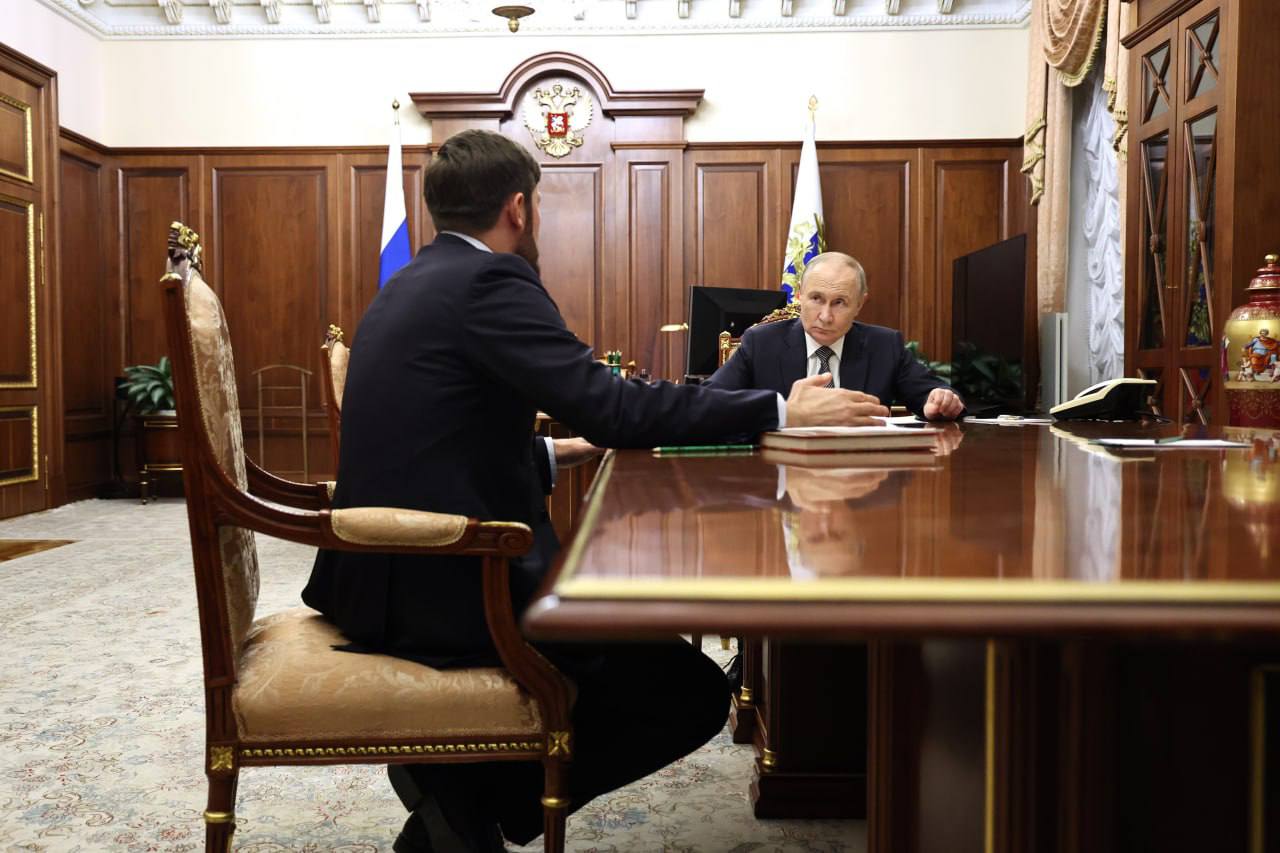 Путин обсудил со своим помощником Эдельгериевым международное регулирование использования водных ресурсов Темой встречи сообщили в пресс службе Кремля стало международное регулирование использования водных ресурсов Акцентирована важность продвижения отечественных экологических норм и стандартов с учётом интересов российских граждан