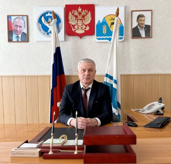 Уже после отставки «по собственному желанию» бывшему главе Усть-Коксинского района Дмитрию Кочевову формулировку изменили – теперь он считается уволенным «в связи с утратой доверия». Его имя внесут в Реестр лиц, уволенных в связи с утратой доверия за совершение коррупционного правонарушения.  По данным прокуратуры Республики Алтай, Кочевов, являясь кандидатом на должность главы района, в справке о доходах указал недостоверные сведения. По факту он продал принадлежавший ему участок за 1 млн рублей, а в декларации указал, что за 333 тыс. рублей.  В период работы главой района он бесплатно передал родственникам два земельных участка, принадлежавших другому лицу, которому пришлось отстаивать свои права на них в судебном порядке.  «С целью избежать установленной законом ответственности чиновник обратился к депутатам с заявлением о сложении полномочий по собственному желанию, которое было удовлетворено», - отмечается в сообщении прокуратуры.  Учитывая, что антикоррупционным законодательством за допущенные нарушения предусмотрена мера ответственности в виде увольнения в связи с утратой доверия, прокурор направил в суд иск об изменении основания и формулировки увольнения на «в связи с утратой доверия» и включении сведений о нем в соответствующий реестр. Решением суда исковые требования удовлетворены.  Напомним, о своей отставке Дмитрий Кочевов объявил 12 марта. До этого он получил дисциплинарное взыскание от главы региона Андрея Турчака в виде выговора. Помимо управленческих просчетов, сказал тогда Турчак, в работе Кочевова выявлены действия, нарушающие антикоррупционное законодательство.  Сейчас главой района является Ольга Абросимова.