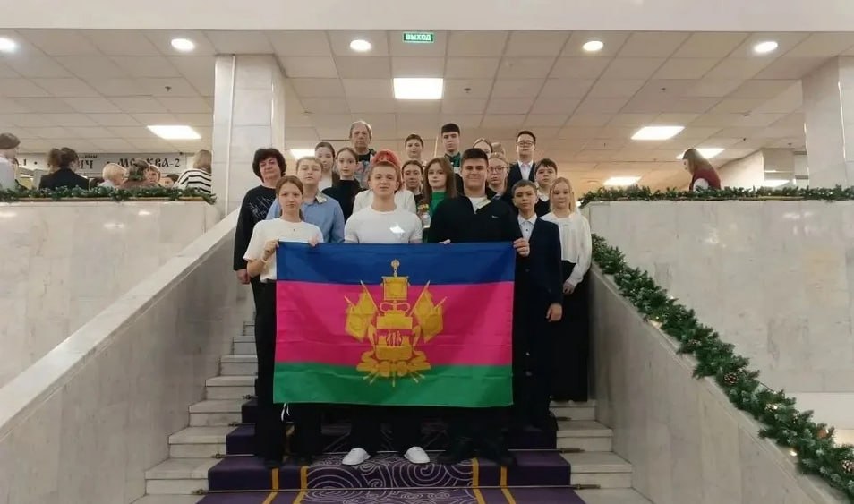 Новороссийские школьники триумфально выступили на Всероссийском конкурсе имени Д И Менделеева В феврале в Москве с огромным размахом прошел Всероссийский конкурс научно исследовательских работ имени Д И Менделеева Мероприятие состоялось в рамках национального проекта Молодежь и дети и стало настоящей площадкой для раскрытия научного потенциала подрастающего поколения Конкурс продемонстрировал поистине всероссийский охват 60 регионов России представили своих талантливых исследователей к состязанию присоединились гости из Республики Беларусь и Республики Казахстан На суд жюри было подано более 2 500 научных работ в финальный этап прошли 1 453 участника среди них яркая команда из Новороссийска 15 школьников представивших свои исследования в самых разных научных секциях Выступление юных новороссийцев стало настоящим прорывом Ребята не просто достойно защитили свои проекты они завоевали 13 наград 8 дипломов I степени 3 диплома II степени и 2 диплома III степени Конкурсы научно исследовательских работ это уникальный шанс для школьников попробовать себя в настоящей науке Здесь они учатся не просто искать ответы но и формулировать вопросы анализировать данные отстаивать свою точку зрения Такие мероприятия вдохновляют молодежь на дальнейшие свершения и помогают выявить будущие научные кадры страны рассказали педагоги Новороссийска Программа мероприятия не ограничивалась защитами работ Для финалистов были организованы научно популярные лекции мастер классы и экскурсии Эти награды не финал а новый старт Участники конкурса уже заговорили о следующих исследованиях а их успех стал примером для тысяч сверстников Мы желаем команде дальнейших научных свершений и верим что их имена еще не раз прозвучат на всероссийских и международных площадках отметили в управлении образования администрации Новороссийска Администрация МО город герой Новороссийск novorab official Мы в МАХ