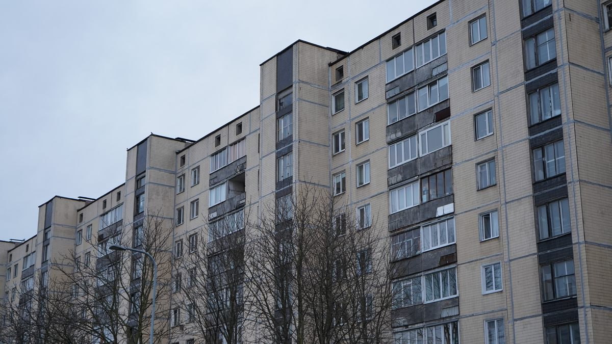 Больше никаких агентов по недвижимости. В Беларуси подписан закон о риелторской деятельности Вот три главные новации указа о риелторах: появится новый орган самоуправления — Палата риелторов. Именно она будет регулировать деятельность профессионального сообщества; оказывать риелторские услуги смогут только специалисты, которые входят в Палату риелторов и имеют свидетельство об аттестации. А вот агентов по операциям с недвижимостью упразднят; риелтором может быть человек без профильного образования. Для занятия этой деятельностью нужны будут высшее образование и курсы в сфере недвижимости, также необходимо будет обязательно сдать аттестационный экзамен.