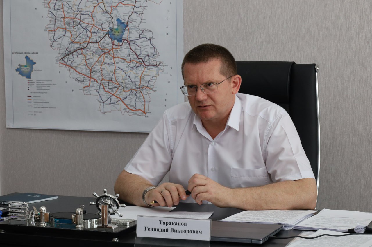 В комитете по инфраструктуре обсудили развитие дорожно-транспортной системы ЛНР 5 июня в Комитете по инфраструктуре состоялось заседание с участием министра инфраструктуры и транспорта ЛНР Альберта Апшева. В ходе мероприятия присутствующие обсудили совместную работу министерства и профильного комитета, а также развитие дорожно-транспортной системы Луганской Народной Республики. «Дорожно-транспортная сфера нашего региона продолжает активно развиваться. Мы видим тот масштаб работ, который выполняют дорожные службы и шефы-регионы. Можно с уверенностью сказать, что такого подъема транспортно-дорожного комплекса в Луганском крае никогда не было, – отметил председатель Комитета по инфраструктуре Геннадий Тараканов. – По информации Альберта Руслановича, планы по улучшению дорожного покрытия в опорных населенных пунктах муниципалитетов республики уже составлены до 2030 года. Начиная с 2022 года автопарк ЛНР был пополнен более 1350 автобусами. Кроме того, на данный момент осуществляется восстановление 11 мостов». Парламентарий сообщил, что в ходе заседания участники также рассмотрели вопросы: восстановления и ремонта дорог; интеграции региона в транспортную систему Российской Федерации; работы железнодорожного транспорта пригородного сообщения; восстановления дорожного освещения на трассах федерального значения. «Мы видим, что проводится большая работа, и убедиться в этом может каждый, кто ездит на общественном транспорте или автомобиле, – резюмировал Геннадий Тараканов. – Впереди еще много задач, выполнение которых значительно повысит уровень безопасности и комфорта для наших граждан».