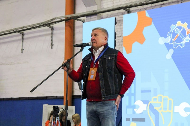 Олигарху Боброву продлили арест а ущерб в деле вырос до полумиллиарда Верх Исетский районный суд Екатеринбурга накануне продлил арест миллиардеру Алексею Боброву которого обвиняют в мошенничестве Председатель Межрегионального фонда помощи ветеранам боевых действий пробудет под стражей до 15 февраля В деле появились новые эпизоды а общая сумма ущерба выросла с миллиона до полумиллиарда рублей Боброва обвиняют в мошенничестве при реализации концессионных соглашений в том числе связанных со строительством мусоросортировочного комплекса в Нижнем Тагиле а также в хищении средств компании Уралсевергаз При этом защита заявила что финансово экономическая экспертиза по делу до сих пор не проводилась Следователь отметил что не все фигуранты дела задержаны В бегах находится гендиректор компании Облкоммунэнерго Дмитрий Буданов Сам Бобров просил отпустить его под домашний арест Напомним ранее по этому же делу продлили арест председателю совета директоров Корпорации СТС Татьяне Черных Следствие считает что оба они участвовали в хищениях через Объединенную теплоснабжающую компанию Уралити