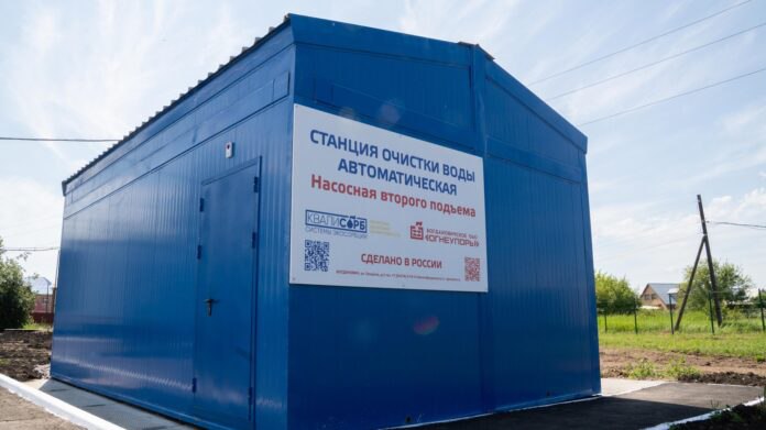 Новая блочно-модульная станция водоподготовки запущена на полную мощность в Тугулыме Установка обеспечивает чистой питьевой водой всех жителей поселка городского типа и социальные объекты, которые подключены к централизованной системе водоснабжения. «Теперь чистая питьевая вода поступает в дома почти пяти тысяч жителей и на 15 социально значимых объектов — от школ и детсадов до больницы и культурных учреждений. Регион направил на строительство станции почти 200 миллионов рублей. Свыше 14 миллионов рублей выделил местный бюджет», — написал Денис Паслер в своих соцсетях. Станция состоит из трех технологических линий общей производительностью 120 куб. метров воды в час и полностью автоматизирована — контроль ведется удаленно одним оператором. Денис Паслер также сообщил, что подобные проекты будут запущены в ближайшее время в Сухом Логу и Красноуфимском районе. департамент информационной политики Свердловской области Подписаться на «ОГ» Прислать новость Поддержать канал